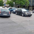 Čukanje u centru Beograda: Na raskrsnici kod Skupštine sudarili se "opel" i "reno" (foto)