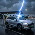 Da li je udar groma u električni automobil opasan? Zabeležen nesvakidašnji prizor: auto pogođen čak tri puta zaredom