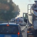 Teška nesreća kod Ostružnice! Hitna pomoć na licu mesta, saobraćaj obustavljen