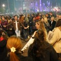 Ovako se sinoć do kasno u noć slavilo na ulicama: Muzika, pištaljke, pesma, kolo... Beograd jedva da je spavao