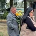 Естрада се опрашта од Тутуновића: Јована Типшин утучена носи свећу, Милош Бојанић стигао на сахрану са женом