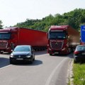 Vozači kamiona sa srpskim tablicama na pola sata blokirali put kod Jarinja