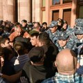 Demonstranti se okupili u centru Jerevana, zahtevaju ostavku premijera Pašinjana