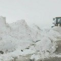 Vanredna situacija u Sjenici! Sneg pada bez prestanka 24 sata, ova saobraćajnica je kritična!