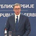 Vučić podelio cveće ženama u Predsedništvu: Zaslužne ste što imamo život, državu, naciju, porodicu