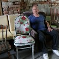 NOVOSAĐANI: Aleksandar kreira unikatne stolice, a uz gitaru uveseljava sugrađane