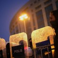 Oklopna vozila blokiraju ulice: Turska ponovo "gori": Novi protest u Istanbulu, vijore se zastave, zapaljene baklje (foto)