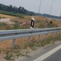 Auto probio ogradu, završio u kanalu pored autoputa Šabac - Loznica: Ima povređenih