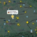 Ponovo haos u Minhenu Hiljade putnika čeka na terminalima: Zatvorene obe piste aerodroma, navodno uzrok dronovi (foto)