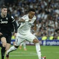 Vlahovićev uzaludan sprint u stilu Bolta: Juventus poražen od Reala, “petarda” Liverpula u Nemačkoj