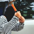 Popu Miladinu lopovi ukrali auto iz dvorišta! Vratili mu pežo posle 6 dana, ali ostavili šok poruku i pare