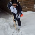 Bravo! Seka očitala lekciju mnogim muškarcima: Pevačica se dohvatila lopate pa očistila sneg ispred kuće