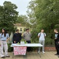 VIDEO: Studenti dele nalepnice u Novom Sadu, pored njih štandovi SNS-a