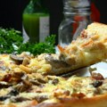 (Video) Sve se radi na poverenje! Neverovatan restoran u Oslu gosti u redu nasred ulice čekaju da im šef konopcem s balkona…