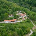 Kfor izgradio novu kapiju za manastir Brnjak kod Zubinog Potoka