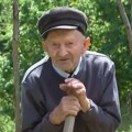 "Sedenje me zamara" Deka Miloš u stotoj godini kopa i radi na njivi: Ovo je njegova tajna za dugovečnost (video)