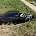 Teška saobraćajka kod Guče! Vozač prošao kroz znak "STOP" i zakucao se u BMW – auto se od siline udara survao u njivu, dvoje…