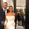 Aleksandra Prijović u top haljini sa mašnama, a Filip puca od elegancije: Ponosni roditelji stigle na slavlje ćerke Arije…