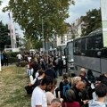 Dve Srbije na sto metara u Kragujevcu: Vučić u Hali Jezero, studenti za štandom (BLOG, VIDEO)