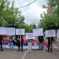 Ispred zgrade Opštine Zvečan protest zbog hapšenja Petrovića i Obrenovića