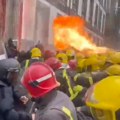Vatrogasci napali policiju, krv pala tokom protesta: Pogledajte scene haosa u Španiji, koristili vatru kao oružje (video)