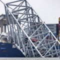 Opasne materije na brodu koji je udario u baltimorski most – deo se izlio u reku, utvrđuje se stepen zagađenosti
