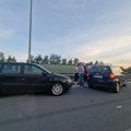 Udes kod naplatne rampe za Beograd: Sudarila se dva automobila, saobraćaj usporen (foto)