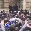 Haos ispred parlamenta Gruzije! Policija u sukobu sa demonstrantima: Leteli predmeti na sve strane, uhapšeno 20 ljudi (video)