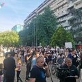 Protest ispred OŠ „Jovan Dučić“ zbog napada na nastavnicu: Roditelji i učenici poslali poruke protiv nasilja