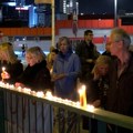 Održan protest protiv izmeštanja Starog savskog mosta: Okupljeni palili sveće za žrtve nesreće u Novom Sadu