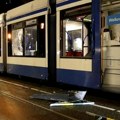 Nove tenzije u Amsterdamu, desetine naoružanih huligana zapalile tramvaj