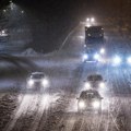 Na ova mesta ni u ludilu ne krećite, ima i do 10cm snega! Amss upozorio vozače: Poseban oprez u vožnji, evo kakvo je stanje…