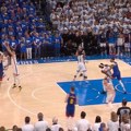 VIDEO Zbog ovakvih stvari je jedan od najvećih ikada: Jokić pogodio najluđu trojku iz okreta u padu u dramatičnoj…