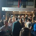 Protest ispred Filozofskog fakulteta u Novom Sadu: Ulica ispred blokirana za saobraćaj (foto)