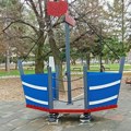 „Zmajčetu“ vraćena njihalica: Dečje igralište u centru je opet kompletno