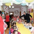 Mališanima u Prilužju uoči Svetog Save uručeni paketići koje im je poslao Vučić FOTO