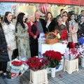 SNS delio cveće u centru grada