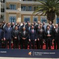 Vučić tvrdi da Srbija nije izolovana i da su mu brojni lideri prijatelji: "Zato je uvek u magarećim klupama?"