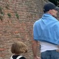 Riki Martin kupio šajkaču i srpsku zastavu! Pevač šetao Knez Mihailovom, oduševljen Beogradom: "Prelep si"