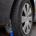 Evo šta znači ako pronađete plastičnu flašu zaglavljenu uz točak automobila i zašto je važno da znate kako da reagujete