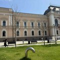 Šumadijski blok 21: Gradonačelniče,da li ste zadovoljni hladom na trgu koji prave vaša skupocena stabla od po 4.300 evra iz…