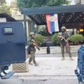 Specijalci Kosovske policije s prstom na obaraču ispred vrtića! Ovo su jutros gledala deca u Kosovskoj Mitrovici (video)