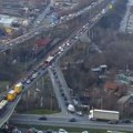 Kolaps na Pančevcu: Vozila mile zbog lančanog sudara, putnici izlaze iz gradskog prevoza i nastavljaju peške: Kolone stoje i…