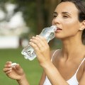 Paklene vrućine menjaju pravila: Koliko vode dnevno treba piti i kako prepoznati dehidrataciju?