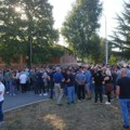 "Hoćemo na svoja radna mesta": Veliki broj Srba okupio se ispred opštine Kosovska Mitrovica u koju su kosovski specijalci…