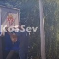 Grbovi Republike Srbije i opštine Kosovska Mitrovica prelepljeni grbom Kosova