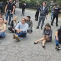 U toku saslušanje srpskih mladića u Severnoj Mitrovici, građani protestuju ispred policijske stanice (VIDEO, FOTO)