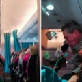 Avion uleteo u jaku turbulenciju, putnici udarali o plafon! Vrištali, "preturali se kao krompiri" (Video)