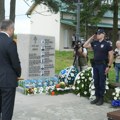 Meštani se okupljaju na mestu stradanja mladih u Malom Orašju: Poštu odaju i premijer, ministarka, roditelji dece ubijene u…