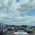 Kolaps na autoputu: Saobraćaj usporen zbog nesreće kod isključenja za Batočinu, Hitna pomoć na terenu